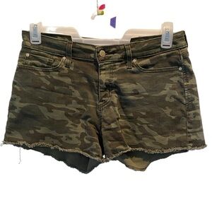 Levi Strauss Signature Gold women's size 6 green Camo mid rise frayed hem Shorts